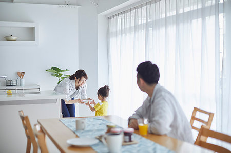 room mates - Japanese family in the kitchen Stock Photo - Premium Royalty-Free, Code: 622-09187394