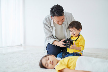 Japanese father and kid taking pictures Stock Photo - Premium Royalty-Free, Code: 622-09187569