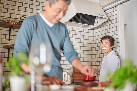 friends cooking inside - Japanese senior couple in the kitchen Stock Photo - Premium Royalty-Free, Code: 622-09181356