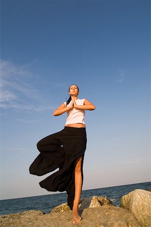 sports events - Jeune femme de faire des exercices d'yoga sur le rocher Photographie de stock - Premium Libres de Droits, Code: 622-01080568