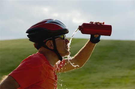 Side view of a cyclist drinking water Stock Photo - Premium Royalty-Free, Code: 622-02198596