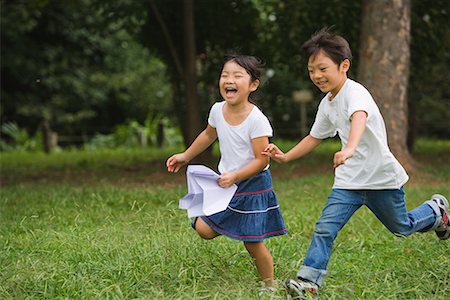 Enfants courir dans le parc ensemble Photographie de stock - Premium Libres de Droits, Code: 622-02354159