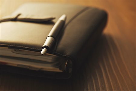 Leather diary with fountain pen Stock Photo - Premium Royalty-Free, Code: 622-02354343