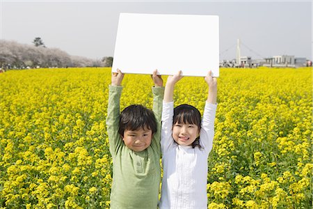 simsearch:649-05649029,k - Two Japanese children holding white cardboard Stock Photo - Premium Royalty-Free, Code: 622-02758477