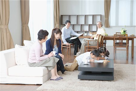 Children painting with family in living room Stock Photo - Premium Royalty-Free, Code: 622-02759152