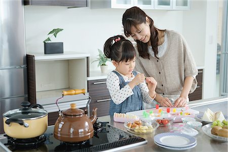 Mother with daughter preparing food Stock Photo - Premium Royalty-Free, Code: 622-02759176