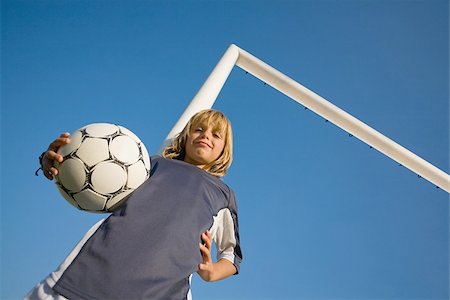 soccer player holding ball - Garçon souriant et posant avec le football sous le bras Photographie de stock - Premium Libres de Droits, Code: 622-02913334