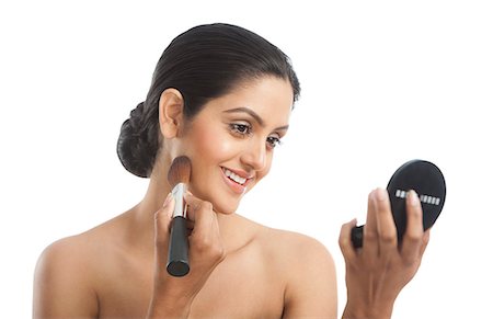 simsearch:693-06323962,k - Woman applying make up Stock Photo - Premium Royalty-Free, Code: 630-06724786