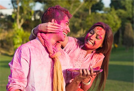 Couple celebrating Holi in a garden Photographie de stock - Premium Libres de Droits, Code: 630-06722101