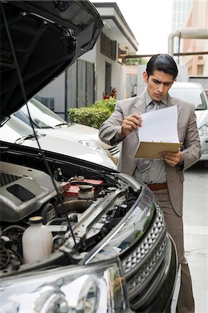 Insurance adjuster inspecting a car Stock Photo - Premium Royalty-Free, Code: 630-06722251