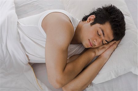 Man sleeping on the bed Photographie de stock - Premium Libres de Droits, Code: 630-06722663
