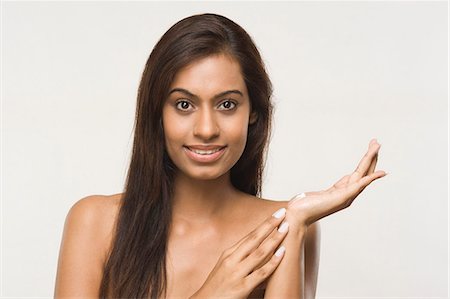 simsearch:6108-05869257,k - Portrait of a woman applying moisturizer Stock Photo - Premium Royalty-Free, Code: 630-06722950
