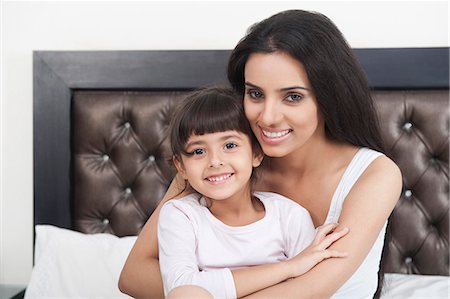 east indian mother and children - Woman smiling with her daughter Photographie de stock - Premium Libres de Droits, Code: 630-06723096