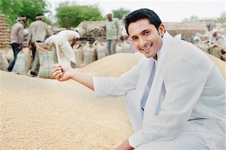 simsearch:630-07071163,k - Man picking wheat grains from a heap, Anaj Mandi, Sohna, Gurgaon, Haryana, India Stock Photo - Premium Royalty-Free, Code: 630-07071192