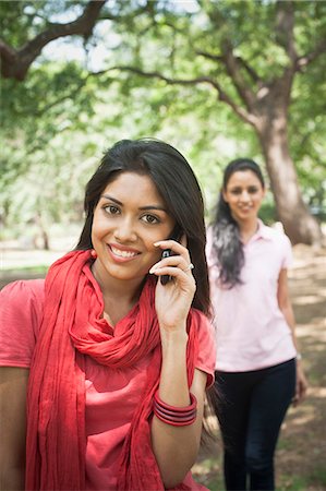 Woman talking on a mobile phone, Lodi Gardens, New Delhi, Delhi, India Foto de stock - Sin royalties Premium, Código: 630-07071356