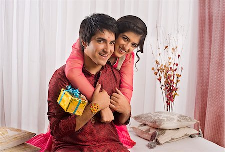 Teenage girl hugging her brother at Raksha Bandhan Foto de stock - Sin royalties Premium, Código: 630-07071722