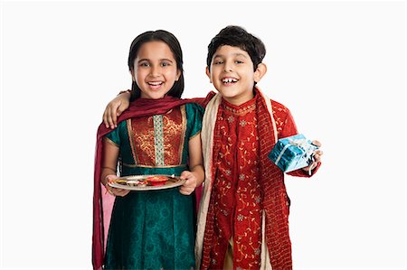 simsearch:630-07071771,k - Children celebrating Raksha Bhandan Stock Photo - Premium Royalty-Free, Code: 630-07071823