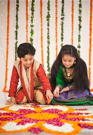 flower photo boy girl - Children making rangoli on Diwali Foto de stock - Sin royalties Premium, Código: 630-07071941