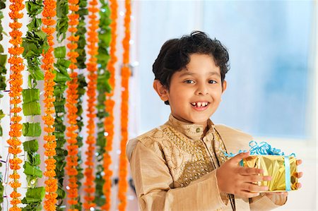 simsearch:700-00195618,k - Boy holding a gift on Diwali Stock Photo - Premium Royalty-Free, Code: 630-07071960