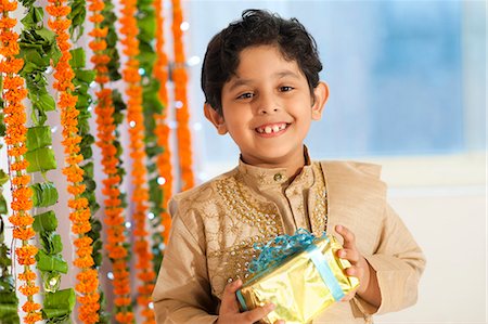 simsearch:700-00195618,k - Boy holding a gift on Diwali Stock Photo - Premium Royalty-Free, Code: 630-07071961