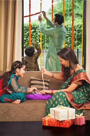 flower photo boy girl - Family preparing for Diwali Foto de stock - Sin royalties Premium, Código: 630-07071995