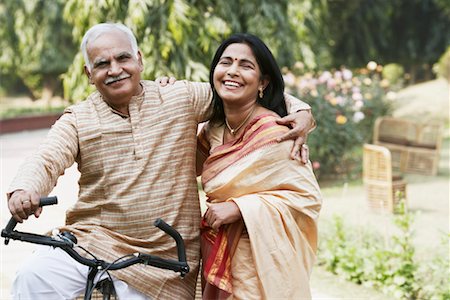 Portrait of a mature couple smiling Foto de stock - Sin royalties Premium, Código: 630-01076442