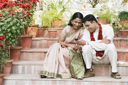 simsearch:630-01076466,k - Mid adult couple looking at a mobile phone Stock Photo - Premium Royalty-Free, Code: 630-01076454