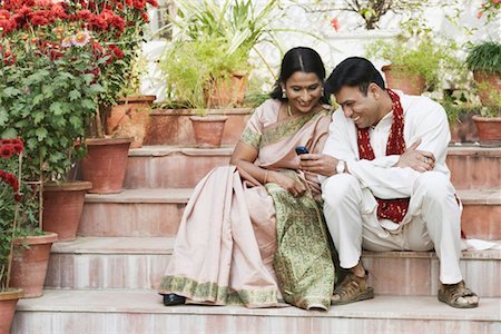 simsearch:630-01076466,k - Mid adult couple looking at a mobile phone Stock Photo - Premium Royalty-Free, Code: 630-01076455