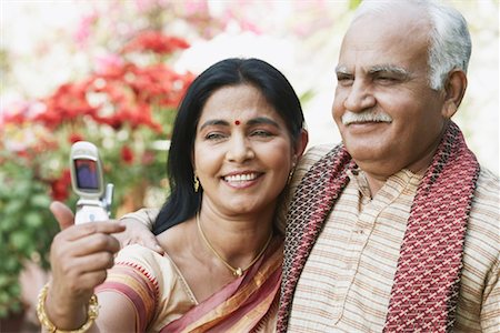 simsearch:630-01076466,k - Close-up of mature couple looking at a mobile phone Stock Photo - Premium Royalty-Free, Code: 630-01076464