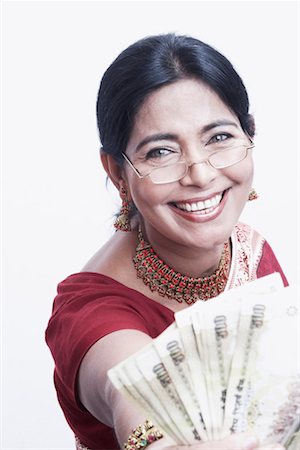 Portrait d'une femme d'âge mûr tenant notes Roupie indienne de cinq cents Photographie de stock - Premium Libres de Droits, Code: 630-01079227
