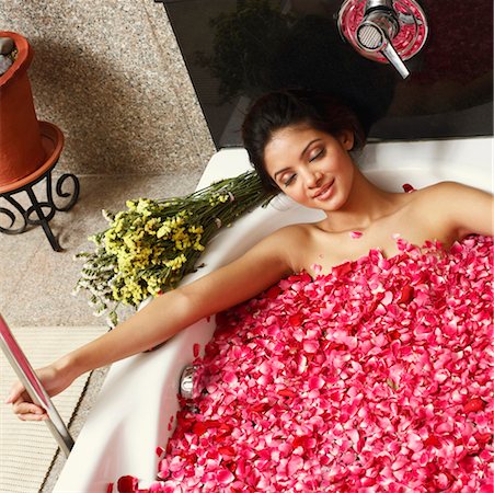 simsearch:633-06354677,k - High angle view of a young woman in a bathtub full of rose petals Stock Photo - Premium Royalty-Free, Code: 630-01127007