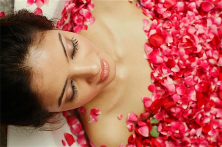 simsearch:633-06354677,k - High angle view of a young woman reclining in a bathtub full of rose petals Stock Photo - Premium Royalty-Free, Code: 630-01128902