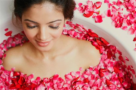 simsearch:633-06354677,k - High angle view of a young woman in a bathtub full of rose petals Stock Photo - Premium Royalty-Free, Code: 630-01128924