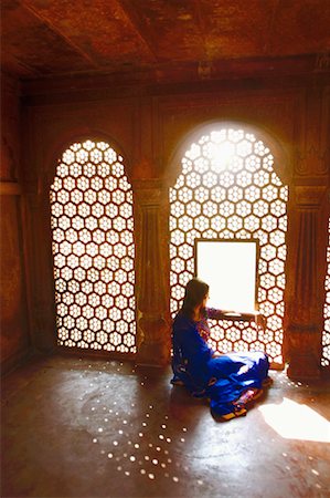 simsearch:862-03711843,k - Side profile of a young woman sitting on the floor of a mausoleum, Taj Mahal, Agra, Uttar Pradesh, India Stock Photo - Premium Royalty-Free, Code: 630-01131131