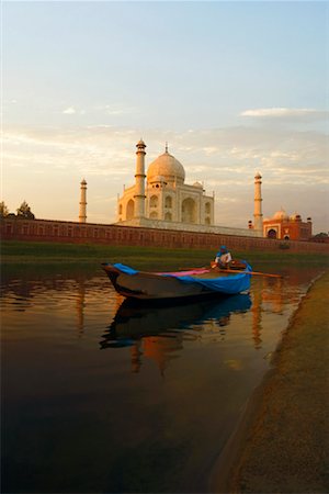 simsearch:630-03481463,k - Person sitting in a boat, Taj Mahal, Agra, Uttar Pradesh, India Stock Photo - Premium Royalty-Free, Code: 630-01131210
