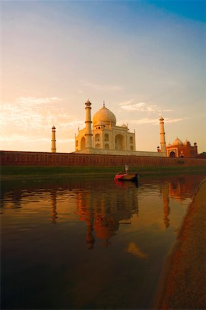 simsearch:630-03481463,k - Mausoleum near a river, Taj Mahal Agra, Uttar Pradesh, India Stock Photo - Premium Royalty-Free, Code: 630-01131462