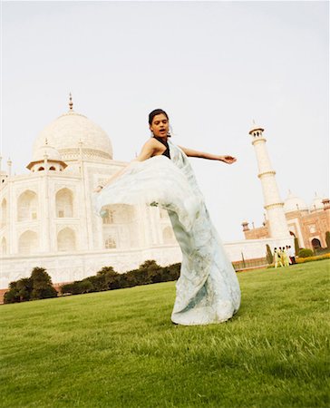 simsearch:841-07600089,k - Side profile of a young woman standing in front of a mausoleum, Taj Mahal, Agra, Uttar Pradesh, India Foto de stock - Sin royalties Premium, Código: 630-01131526