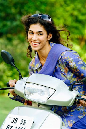 simsearch:630-01296756,k - Young woman riding a motor scooter Foto de stock - Sin royalties Premium, Código: 630-01296849