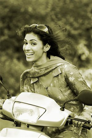 simsearch:630-01296756,k - Young woman riding a motor scooter Foto de stock - Sin royalties Premium, Código: 630-01297106