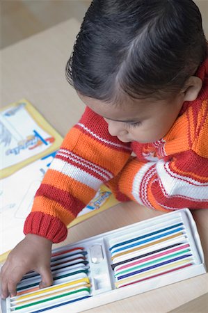 High angle view of a boy choosing a crayon for drawing Foto de stock - Sin royalties Premium, Código: 630-01491047