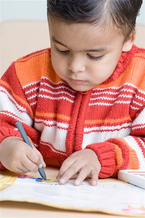 Close-up of a boy drawing with a crayon Foto de stock - Sin royalties Premium, Código: 630-01491049