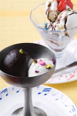 simsearch:630-01709492,k - Close-up of a gulab jamun and an ice cream sundae in bowls Stock Photo - Premium Royalty-Free, Code: 630-01491454