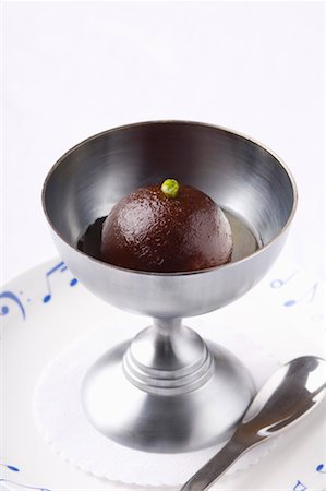 simsearch:630-01709492,k - Close-up of a gulab jamun in a bowl with a spoon on a plate Stock Photo - Premium Royalty-Free, Code: 630-01491452