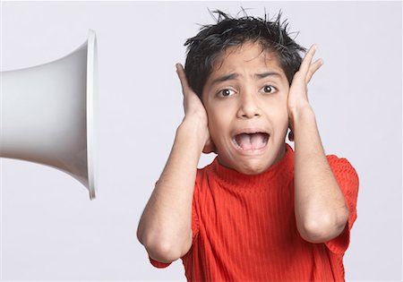 simsearch:630-01491544,k - Portrait of a boy covering his ears with his hands Stock Photo - Premium Royalty-Free, Code: 630-01491543