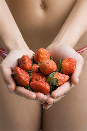 simsearch:630-01491749,k - Gros plan d'une femme tenant des fraises dans ses mains Photographie de stock - Premium Libres de Droits, Code: 630-01491750