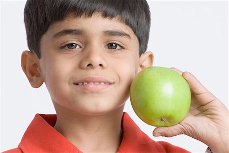 simsearch:630-01491544,k - Portrait of a boy holding a pear and smirking Stock Photo - Premium Royalty-Free, Code: 630-01491811