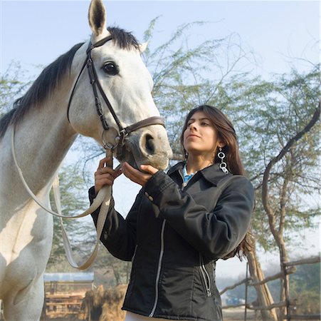 Jeune femme debout avec un cheval Photographie de stock - Premium Libres de Droits, Code: 630-01491828