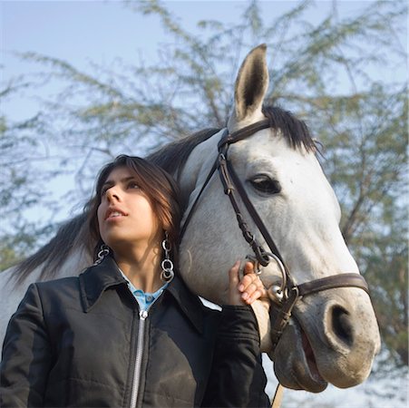 Jeune femme debout avec un cheval Photographie de stock - Premium Libres de Droits, Code: 630-01491829
