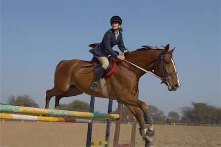 Femme jockey monte un cheval et en sautant par-dessus la haie Photographie de stock - Premium Libres de Droits, Code: 630-01491864