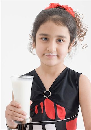 simsearch:630-07071771,k - Portrait of a girl holding a glass of milk Stock Photo - Premium Royalty-Free, Code: 630-01492106
